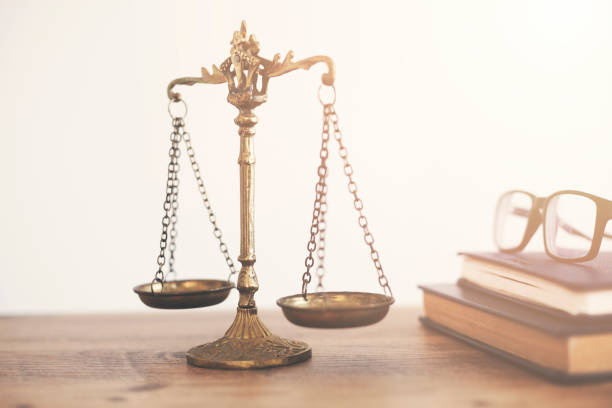 weißer hintergrund, buch, brille und waage der gerechtigkeit - scales of justice weight scale law gavel stock-fotos und bilder