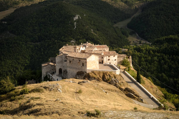 The Ghost village of Elcito (Macerata, Marche, Italy) Elcito 824 mt slm is an, almost, abandoned village in the Marche Appenines mountain range. macerata italy stock pictures, royalty-free photos & images
