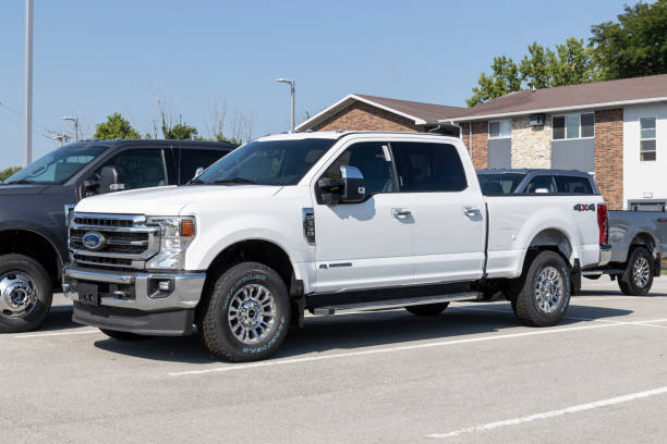 ford f-350 display at a dealership. the ford f350 is available in xl, xlt, lariat, king ranch, and platinum models. - domestic car color image horizontal car imagens e fotografias de stock