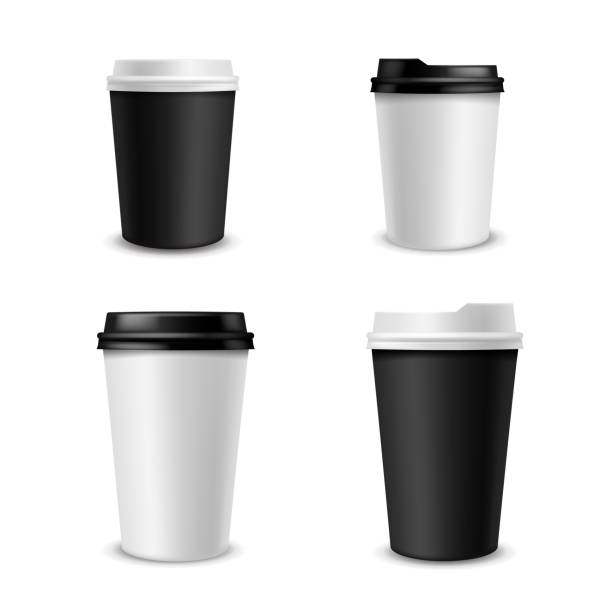 papp-kaffeetassen realistisch. weißer und schwarzer pappbecher unterschiedlicher größe, leerer behälter mit kunststoffdeckel. 3d morgen aroma latte und cappuccino heiße getränke, paket branding mockup vektor isoliert set - coffee aromatherapy black black coffee stock-grafiken, -clipart, -cartoons und -symbole