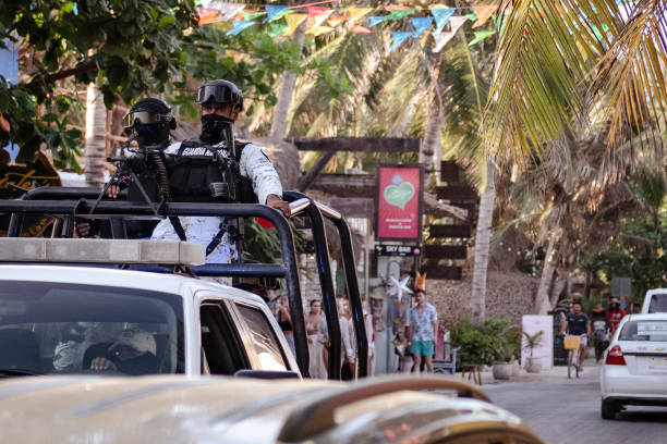 guarda nacional mexicana respondendo a um tiroteio em tulum, méxico - truck military armed forces pick up truck - fotografias e filmes do acervo