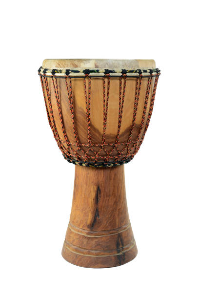 djembe tradicional africano sobre fondo blanco - tribal music fotografías e imágenes de stock