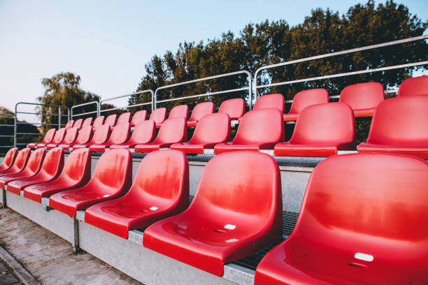 rote sitze - bleachers stadium empty seat stock-fotos und bilder