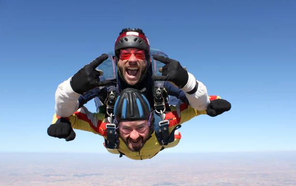 tandem paracadutismo in spagna - skydiving action activity adrenaline foto e immagini stock