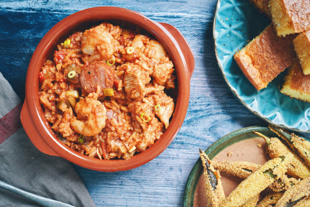 jambalaya di pollo, gamberetti e salsicce in stile cajun - jambalaya foto e immagini stock