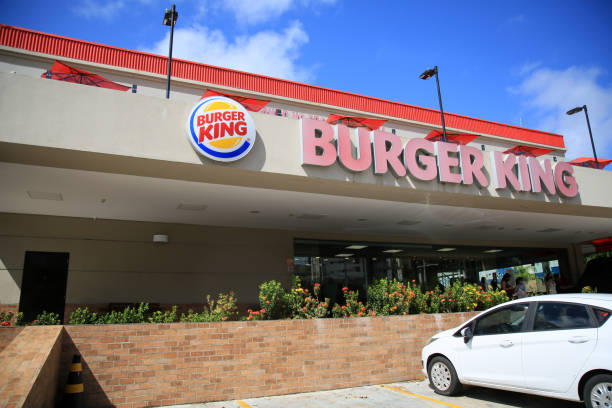 burgerking store w mieście salvador - starbucks drive through coffee store zdjęcia i obrazy z banku zdjęć