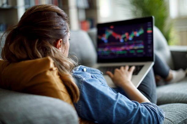 istock Young woman trading online 1335957894