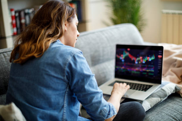 istock Woman day trading online 1335959011