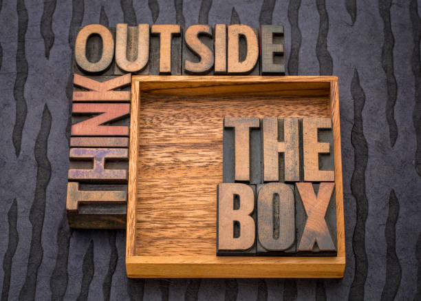 木型の箱の概念の外で考える - thinking outside the box 英語の慣用句 ストックフォトと画像