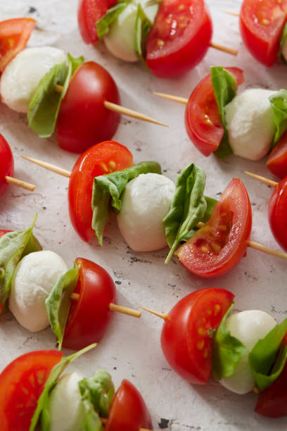 spiedini di insalata caprese - mozzarella tomato antipasto appetizer foto e immagini stock