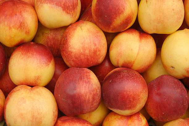 нектарины на рынок - nectarine peach red market стоковые фото и изображения