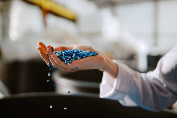 técnica femenina inspeccionando pellets hechos de materiales biodegradables - plástico fotografías e imágenes de stock