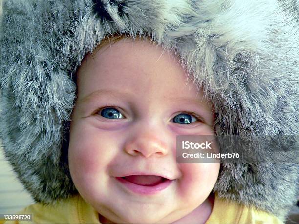 Linda Bebé Sombrero En Ruso Foto de stock y más banco de imágenes de Alegre - Alegre, Cara humana, Conejo - Animal