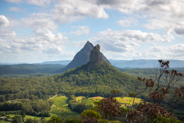 monts glass house - great dividing range photos et images de collection