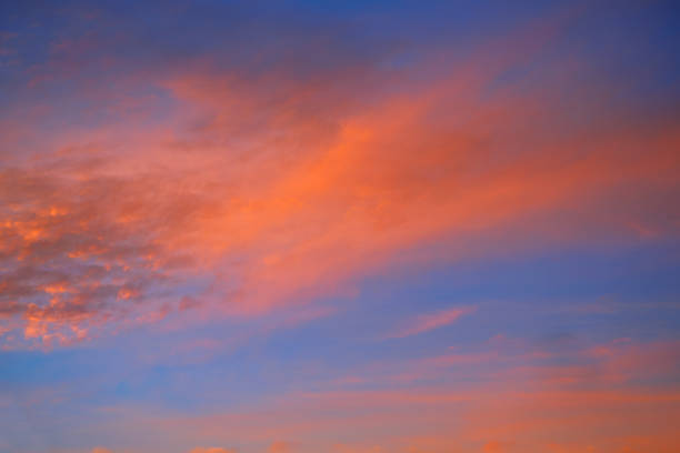 cielo al tramonto con nuvole arancioni e blu - sunset vacations orange glowing foto e immagini stock