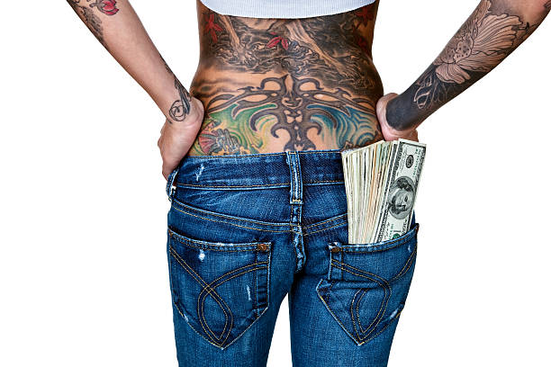 kobieta z tattooed tyłu i pieniądze w kieszeni - tattoo women sensuality back zdjęcia i obrazy z banku zdjęć