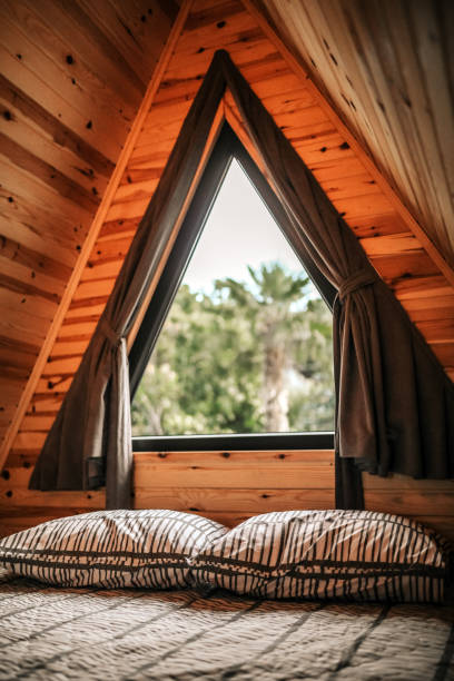 holzhaus, schlafzimmer, ruhiger wohnbereich - rustic bedroom cabin indoors stock-fotos und bilder