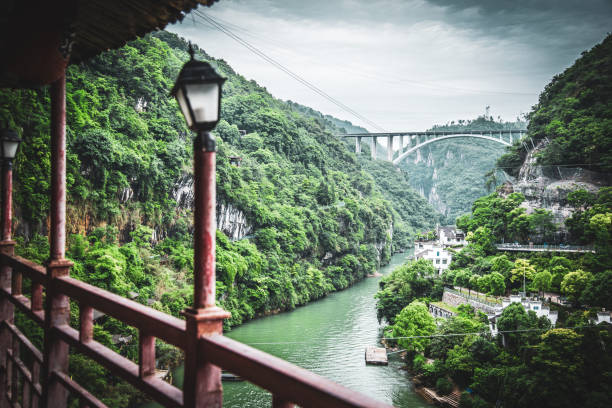 tunel jaskiniowy w trzech wąwozach w dolinie w rzece jangcy w chinach - three gorges zdjęcia i obrazy z banku zdjęć