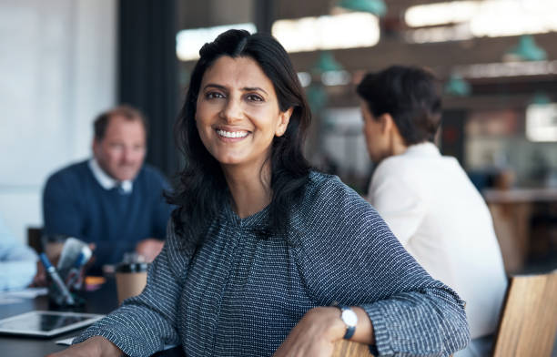 portrait of a mature businesswoman having a meeting with her team in a modern office - 36 imagens e fotografias de stock