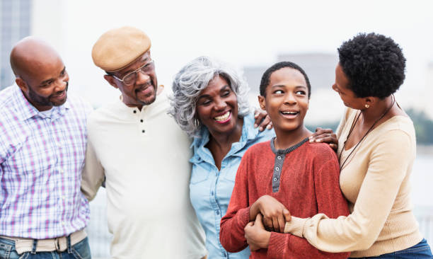 mehrgenerationen-afroamerikanische familie mit blick auf jungen - grandmother senior adult child multi generation family stock-fotos und bilder