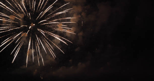 golden firework célébrer anniversaire bonne année 2022, 4th de juillet festival de vacances. feu d’or dans la nuit célébrer la fête nationale. compte à rebours jusqu’à l’événement de la fête d’or du nouvel an 2022 - firework explosive material photos et images de collection