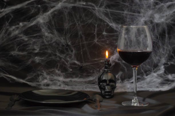 赤ワインのグラスで怖いハロウィーンディナーパーティーのコンセプト - glass autumn halloween food ストックフォトと画像