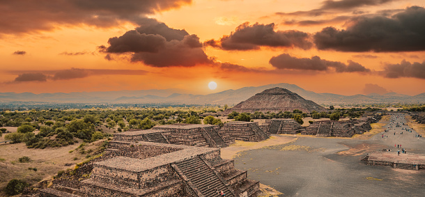Pirámide del Sol en México photo