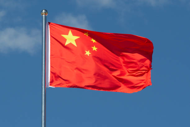 bandiera cinese che sventola nel vento. - chinese flag foto e immagini stock