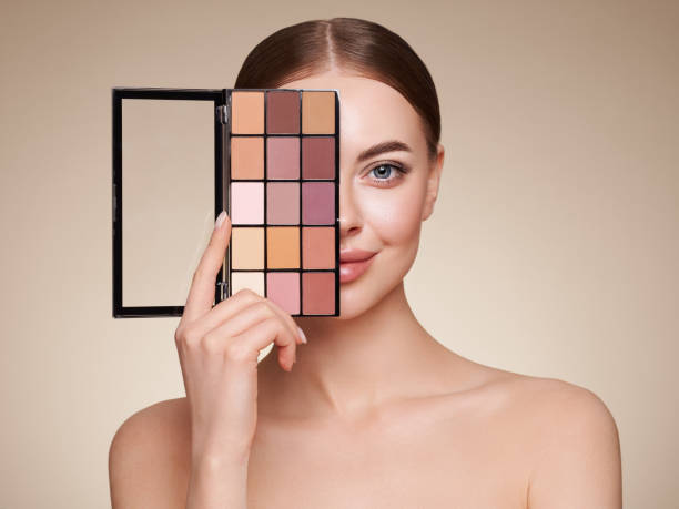 mujer de belleza con paleta de maquillaje de sombra de ojos - eyeshadow fotografías e imágenes de stock