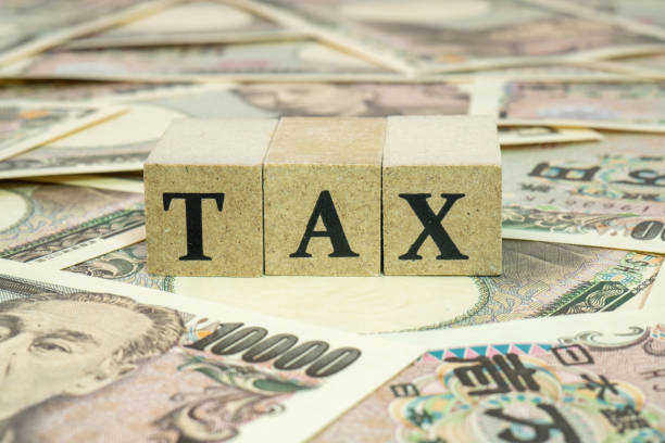税の概念(日本のお金と税金の文字の多く) - tax collection ストックフォトと画像