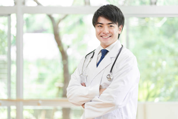 病院で働く男性医師 - 医師 日本人 男性 ストックフォトと画像