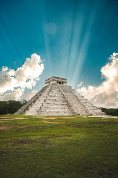 el castillo (templo kukulcán) de chichén itzá un día soleado - chichen itza mayan mexico steps fotografías e imágenes de stock
