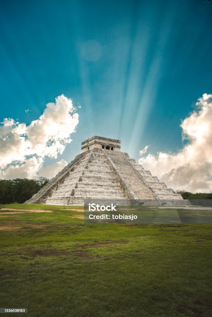 El Castillo (Kukulcán Temple) of Chichen Itza a sunny day The most famous pyramid of Yucatan and an iconic symbol of Mexico. The temple Kukulcán originates from the times of the Maya and Aztec civilisation. Mexico Stock Photo