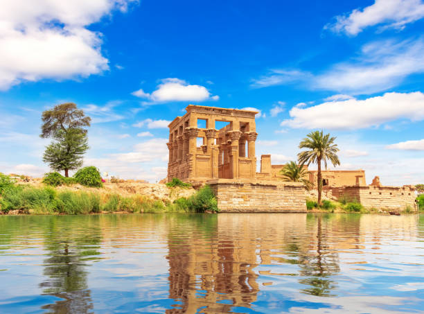 kiosk trajana ze świątyni philae na wyspie agilkia nad nilem, asuan, egipt - luxor africa archaeology architecture zdjęcia i obrazy z banku zdjęć