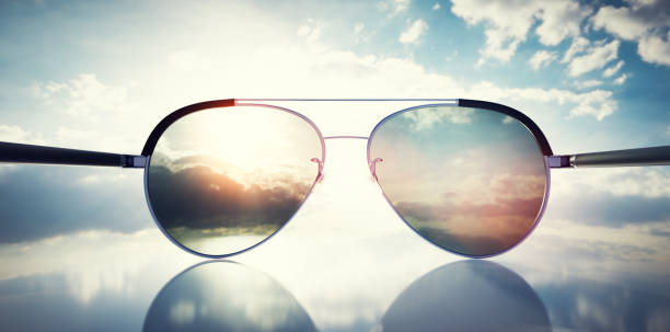 polarisierte sonnenbrille am sonnigen himmel uv-schutz - polarizer stock-fotos und bilder