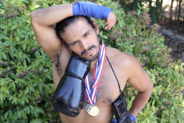 pugile muscoloso che vince un premio - sex symbol male men shirtless foto e immagini stock