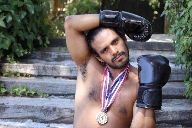 pugile muscoloso che vince un premio - sex symbol male men shirtless foto e immagini stock
