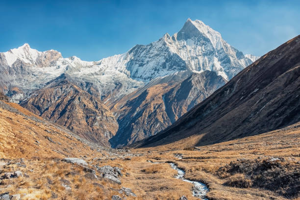 paesaggio nepalese - annapurna range foto e immagini stock