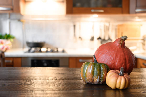 感謝祭やハロウィーン料理のためのカボチャと居心地の良いキッチン。 - thanksgiving table setting autumn ストックフォトと画像