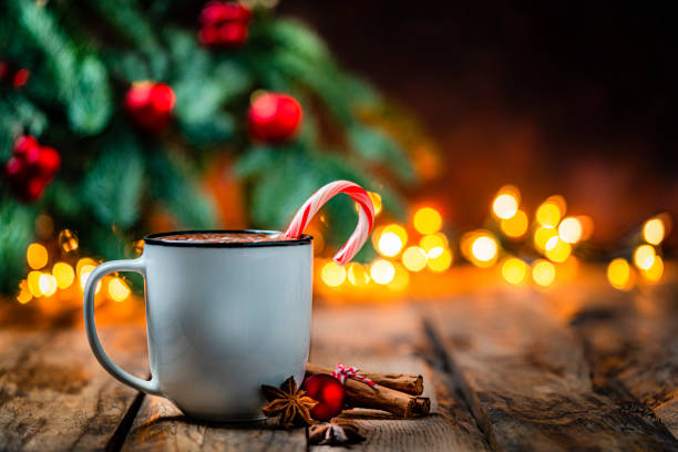크리스마스 트리와 소박한 테이블에 핫 초콜릿 - single object cinnamon dessert close up 뉴스 사진 이미지