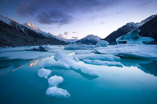 Glacial lake at the end of melting glacier tongue Svinafellsjokull (which is part of ice cap Vatnajokull in south Iceland).