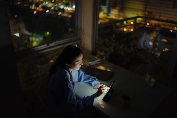 les femmes indépendantes travaillent dur pour obtenir des emplois supplémentaires pour travailler la nuit. - harsh lighting photos et images de collection