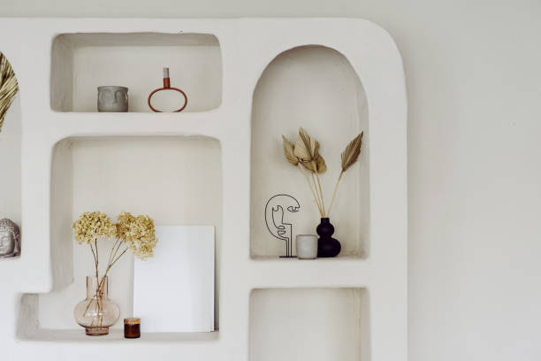 壁のデザインの客室インテリア、ニッチな棚の装飾。 - 小さな像 ストックフォトと画像
