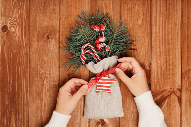 рождественский подарочный мешок с конфетами на деревянном столе. - advent calendar christmas christmas present sack стоковые фото и изображения
