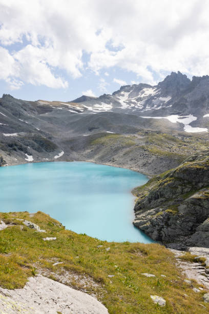 incredibile giornata escursionistica in una delle zone più belle della svizzera chiamata pizol nel cantone di san gallo. che meraviglioso lago alpino chiamato wildsee nelle alpi svizzere. - switzerland mountain graubunden canton hiking foto e immagini stock