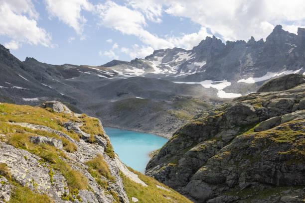 incredibile giornata escursionistica in una delle zone più belle della svizzera chiamata pizol nel cantone di san gallo. che paesaggio meraviglioso in svizzera in una giornata di sole. - switzerland mountain graubunden canton hiking foto e immagini stock