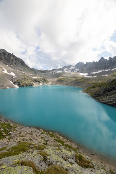 incredibile giornata di escursioni in una delle zone più belle della svizzera chiamata pizol nel cantone di san gallo. che meraviglioso lago alpino chiamato wildsee nelle alpi svizzere. - switzerland mountain graubunden canton hiking foto e immagini stock