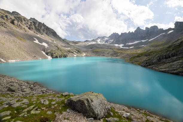 incredibile giornata di escursioni in una delle zone più belle della svizzera chiamata pizol nel cantone di san gallo. che meraviglioso lago alpino chiamato wildsee nelle alpi svizzere. - switzerland mountain graubunden canton hiking foto e immagini stock