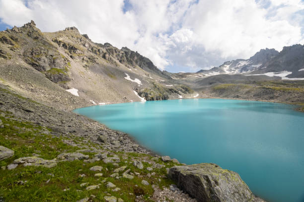 incredibile giornata di escursioni in una delle zone più belle della svizzera chiamata pizol nel cantone di san gallo. che meraviglioso lago alpino chiamato wildsee nelle alpi svizzere. - switzerland mountain graubunden canton hiking foto e immagini stock