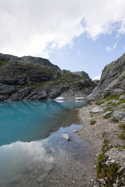 incredibile giornata di escursioni in una delle zone più belle della svizzera chiamata pizol nel cantone di san gallo. che meraviglioso lago alpino chiamato wildsee nelle alpi svizzere. - switzerland mountain graubunden canton hiking foto e immagini stock